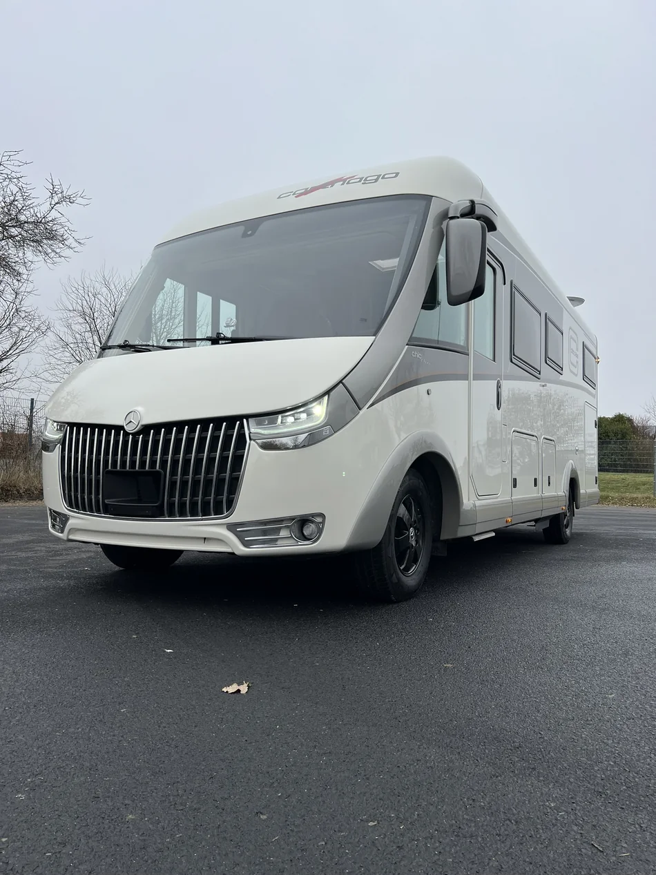 Weißes Carthago-Wohnmobil in der Dreiviertelansicht von vorn.