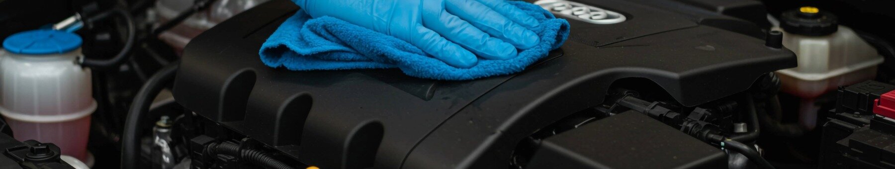 Motorreinigung – sauberer Motorraum nach gründlicher Pflege